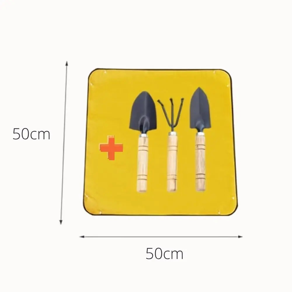 Tapis étanche jaune avec trois mini outils de jardinage à manches en bois et têtes noires