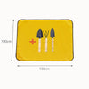 Tapis étanche de couleur jaune avec mini outils de jardinage en bois et métal sur fond uni