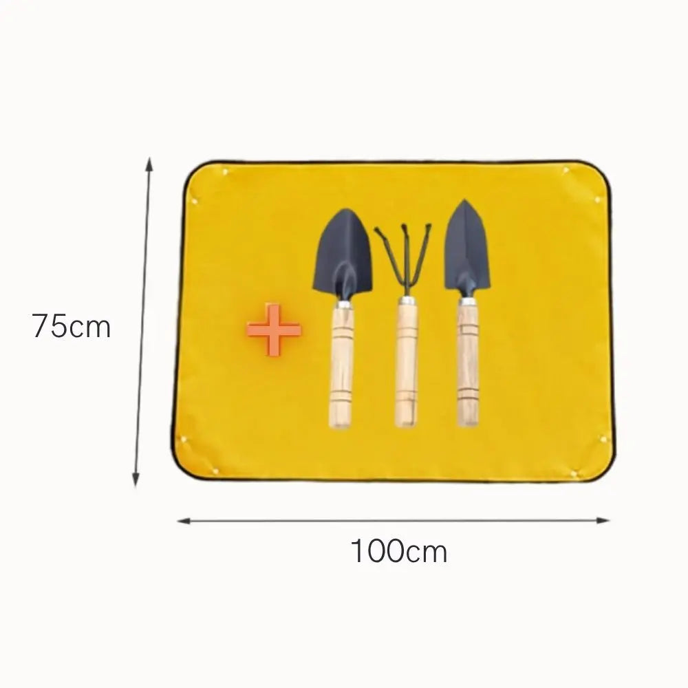 Tapis étanche jaune avec trois mini outils de jardinage en bois et métal sur fond blanc
