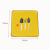 Tapis étanche jaune avec trois mini outils de jardinage en bois et métal sur une surface plane