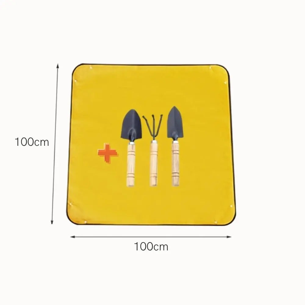 Tapis étanche jaune avec trois mini outils de jardinage en bois et métal sur une surface plane