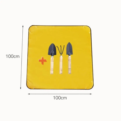 Tapis étanche jaune avec trois mini outils de jardinage en bois et métal sur une surface plane