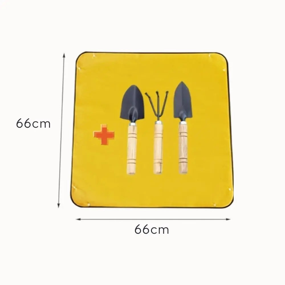 Tapis étanche jaune avec trois mini outils de jardinage en bois et métal sur un fond uni