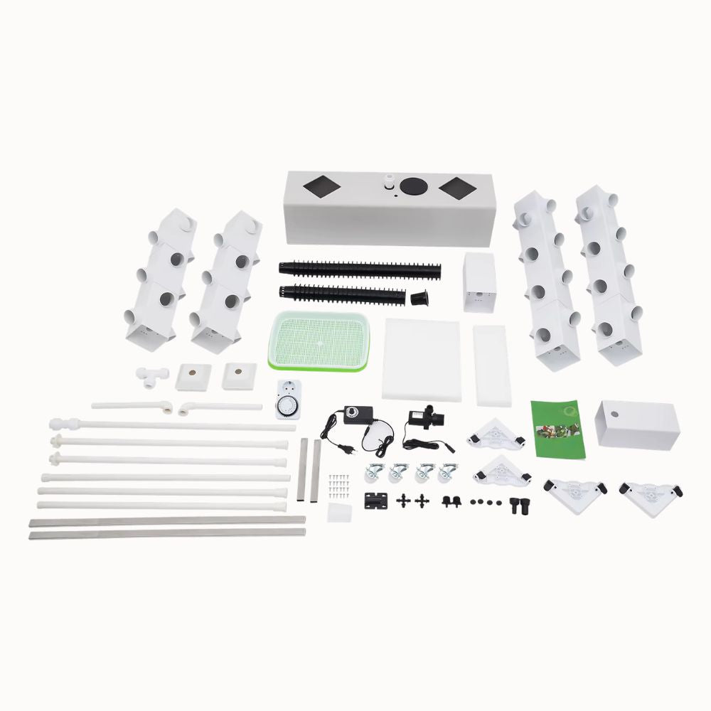 Kit hydroponique avec tubes blancs, supports, accessoires divers et éléments de montage sur fond clair