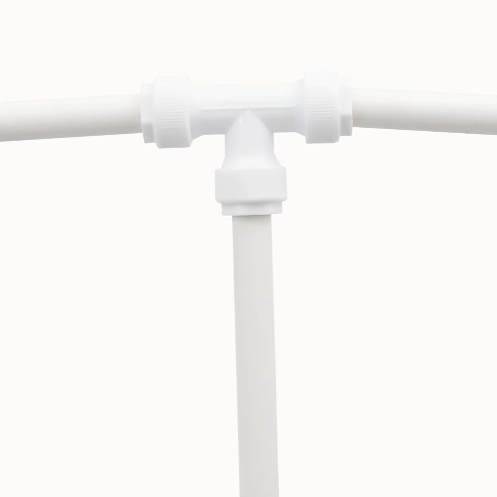 Système de culture vertical mobile en plastique blanc avec des tubes et des raccords visibles