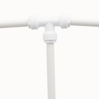 Système de culture vertical mobile en plastique blanc avec des tubes et des raccords visibles