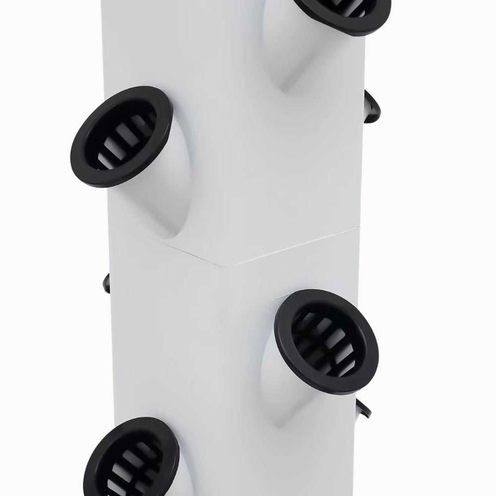 Système de culture vertical blanc avec plusieurs trous noirs pour accueillir des plantes