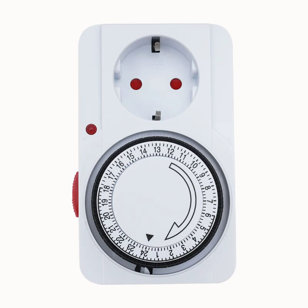 Minuterie électrique blanche avec cadran rotatif et prise, sur fond neutre