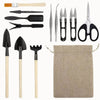 Ensemble d'outils de jardinage avec poignées en bois et accessoires variés sur fond clair