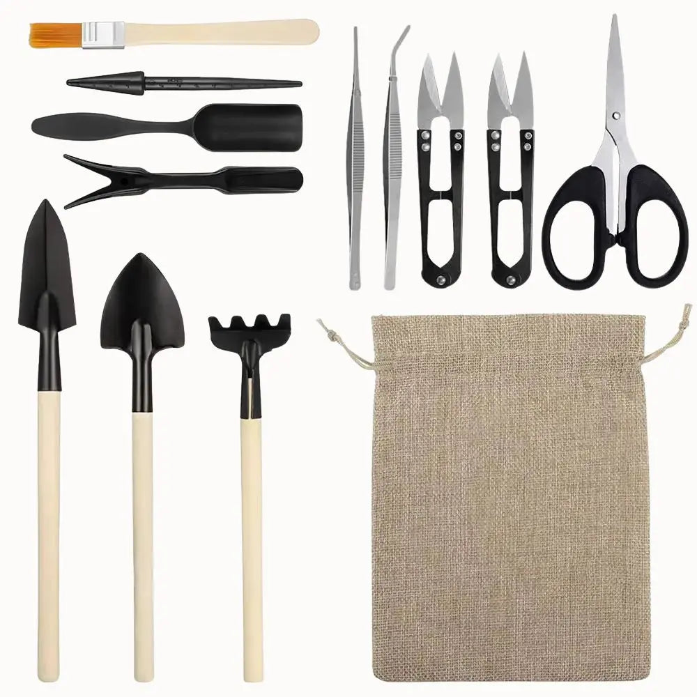 Ensemble d'outils de jardinage avec poignées en bois et accessoires variés sur fond clair