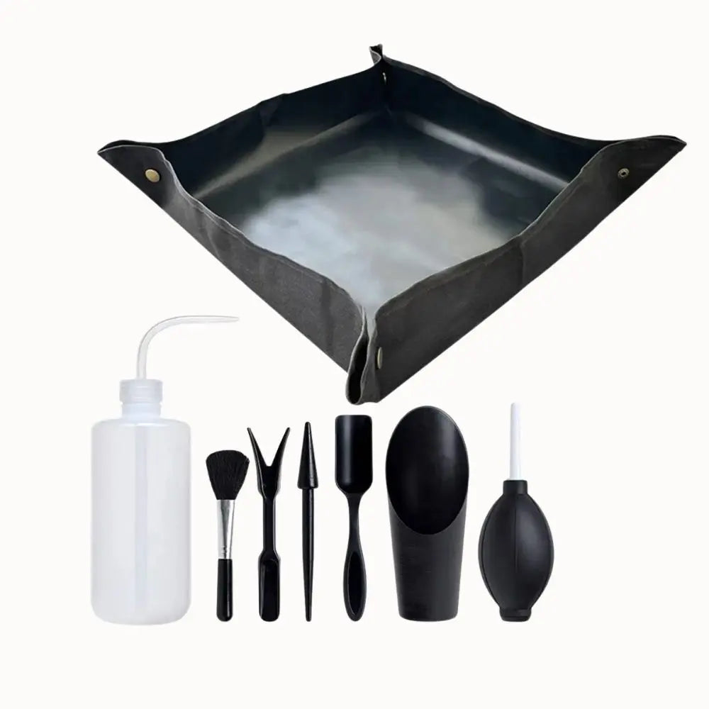 Tapis noir étanche avec accessoires de soin, incluant un flacon, brosses et outils de jardinage