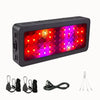 Lampe LED rectangulaire avec des lumières rouges et violettes, câbles et crochets de suspension visibles