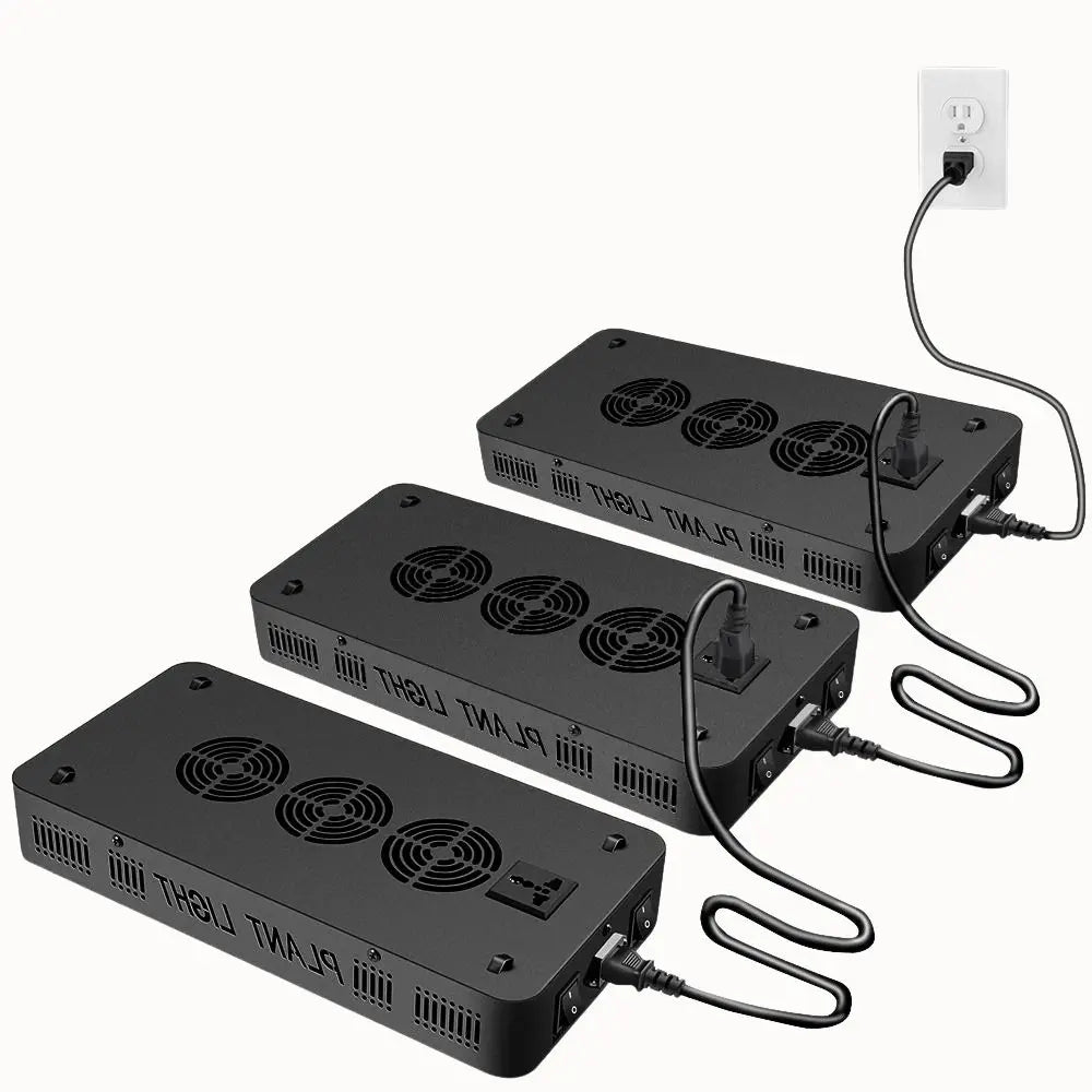 Trois panneaux LED noirs avec des grilles de ventilation et des câbles électriques visibles sur un fond blanc