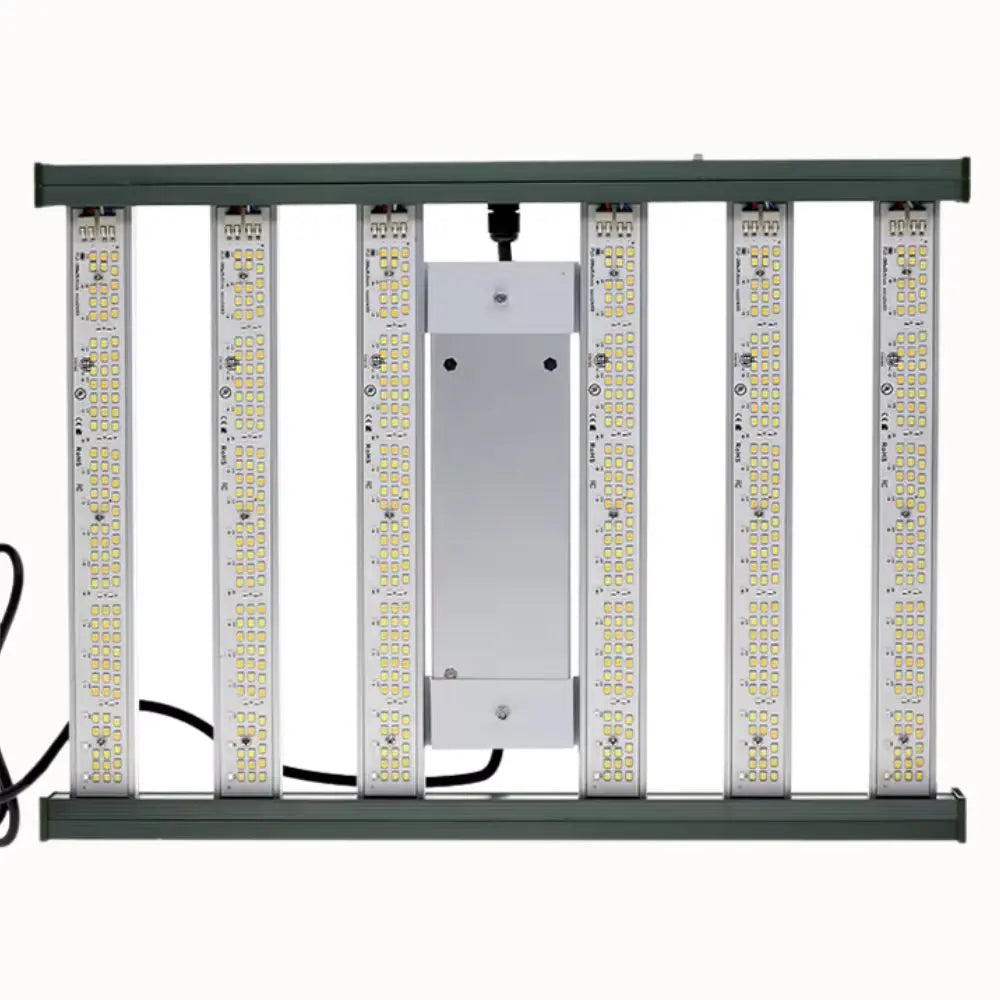 Barres LED blanches et argentées disposées en grille sur fond gris, avec câbles visibles