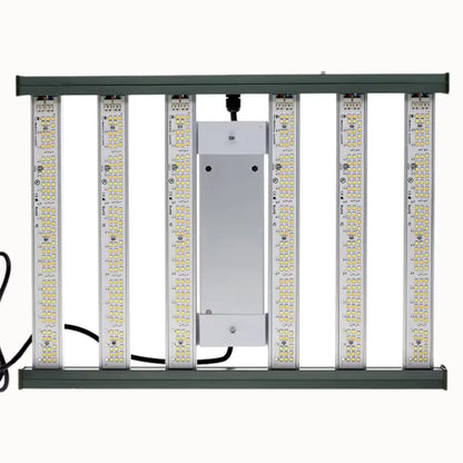 Barres LED blanches et argentées disposées en grille sur fond gris, avec câbles visibles