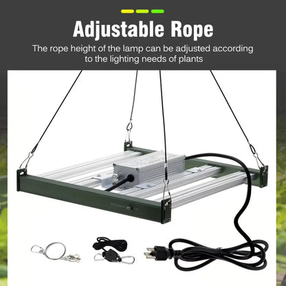 Lampe suspendue avec câbles, boîtier argenté, structure métallique verte et cordon d'alimentation noir