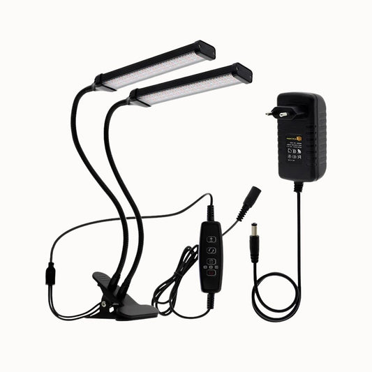 Deux lampes LED noires avec bras flexibles et un adaptateur, sur fond blanc