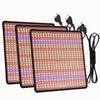 Trois panneaux lumineux rectangulaires avec des LED rouges, bleues et blanches sur fond noir