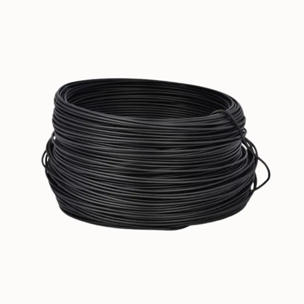 Rouleau de fil noir enroulé, matière plastique, surface lisse, forme circulaire, fond neutre