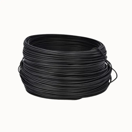 Rouleau de fil noir enroulé, matière plastique, surface lisse, forme circulaire, fond neutre