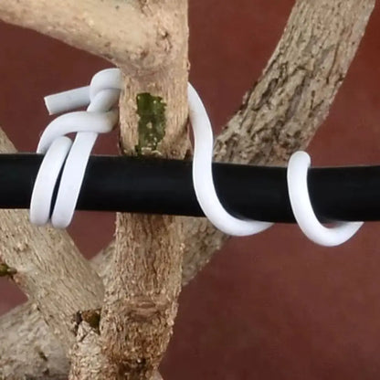 Fil de tuteurage souple en noir et blanc enroulé autour d'une branche de plante marron