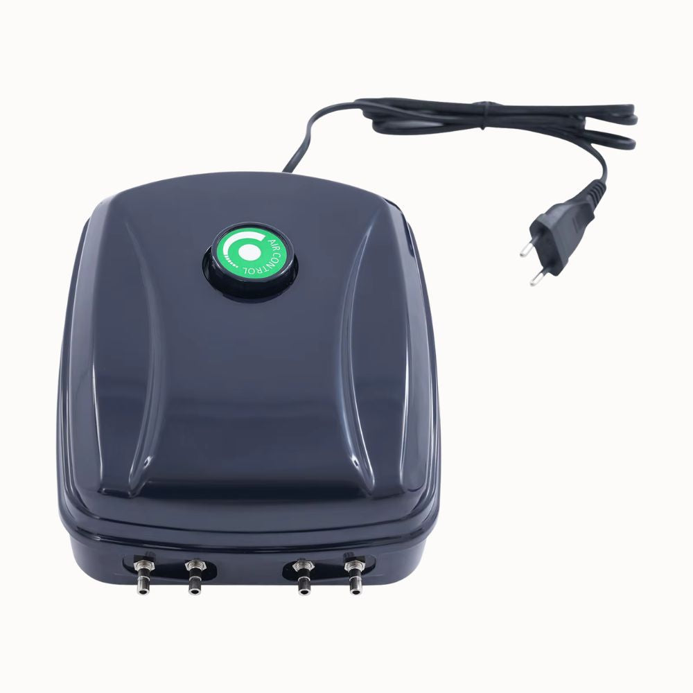 Appareil hydroponique noir avec un bouton vert et plusieurs sorties pour l'eau, câble d'alimentation visible