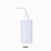 Bouteille transparente avec un long bec verseur, en plastique, sur fond blanc