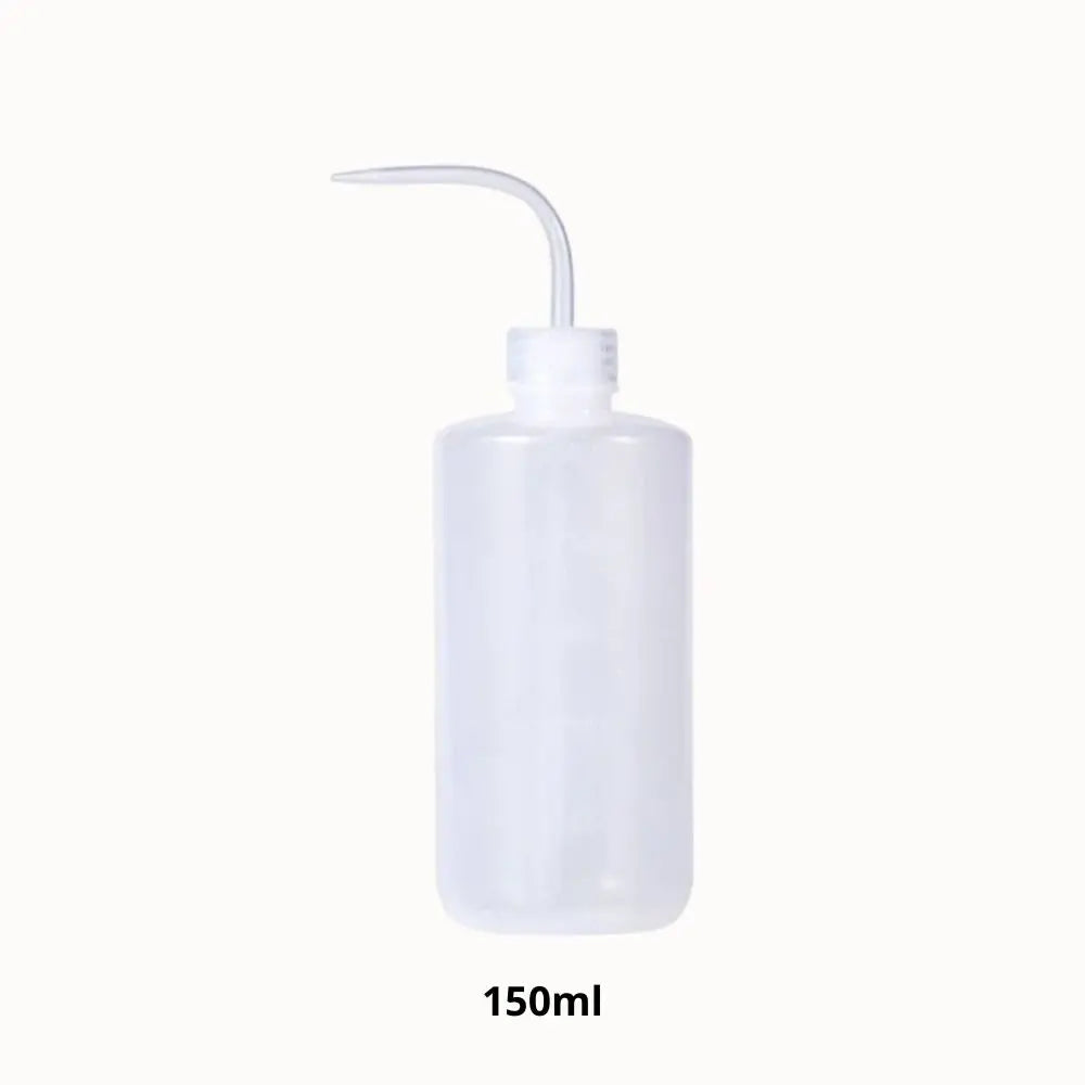 Bouteille transparente avec un long bec verseur, en plastique, sur fond blanc