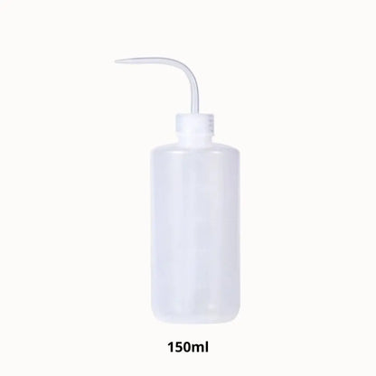 Bouteille transparente avec un long bec verseur, en plastique, sur fond blanc