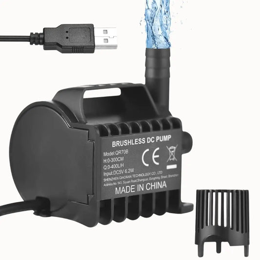 Pompe à eau USB noire avec un tuyau et un jet d'eau bleu s'échappant du dessus