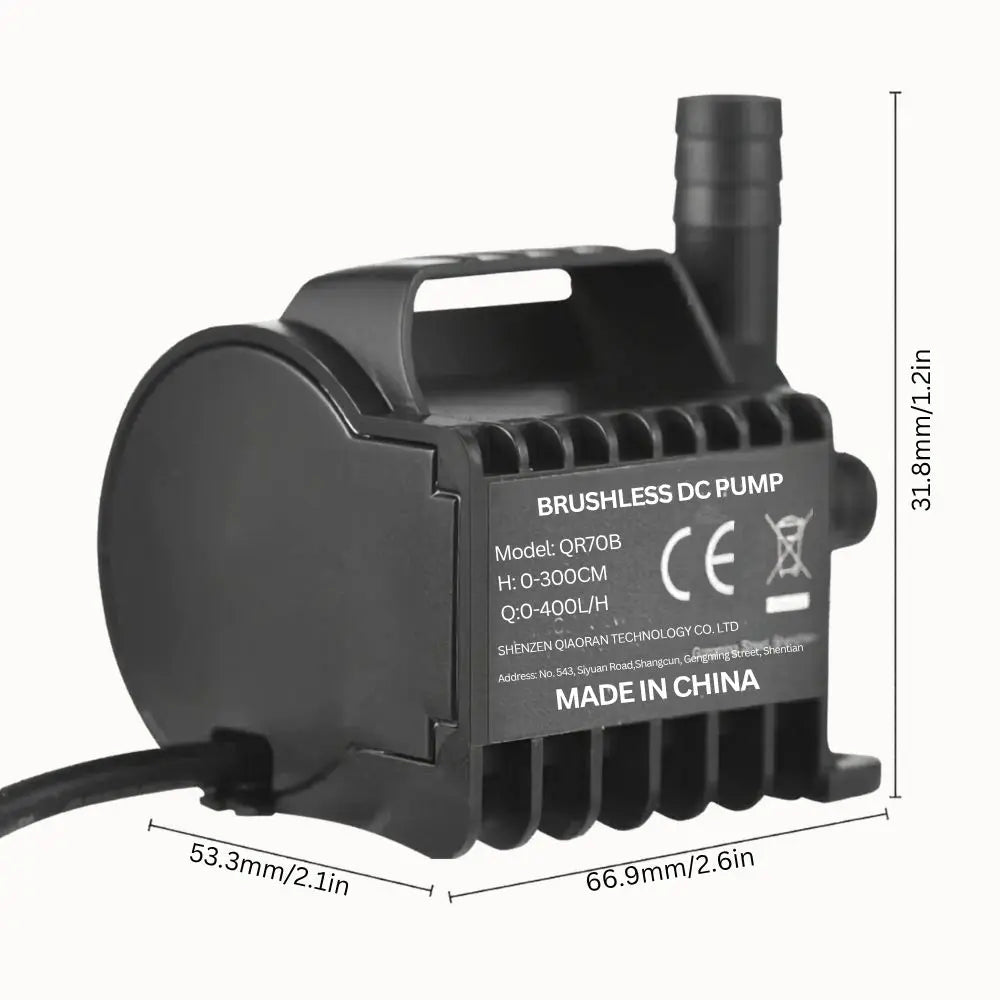 Pompe à eau noire avec un design compact, sortie en forme de tube et connecteur USB visible