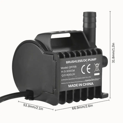 Pompe à eau noire avec un design compact, sortie en forme de tube et connecteur USB visible