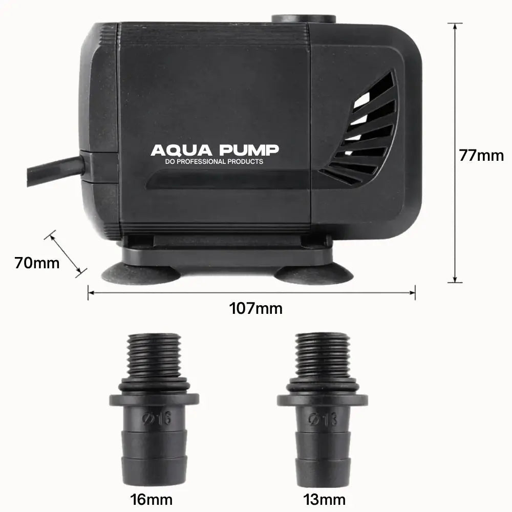 Pompe submersible noire avec deux embouts de différentes tailles, sur fond blanc et surface lisse