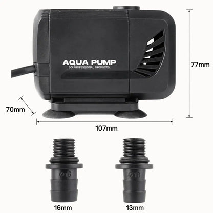 Pompe submersible noire avec deux embouts de différentes tailles, sur fond blanc et surface lisse