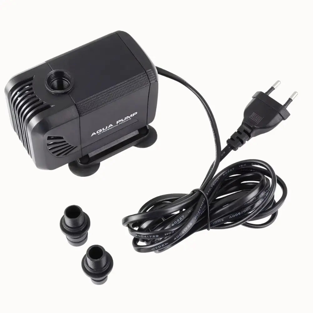 Pompe submersible noire avec câble électrique et accessoires en plastique, sur fond blanc