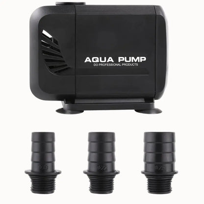 Pompe à eau noire avec trois raccords en plastique de différentes tailles sur fond blanc