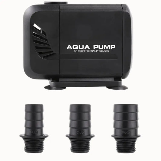 Pompe à eau noire avec trois raccords en plastique de différentes tailles sur fond blanc