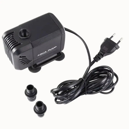 Pompe de brassage noire avec câble électrique et accessoires en plastique, sur fond blanc