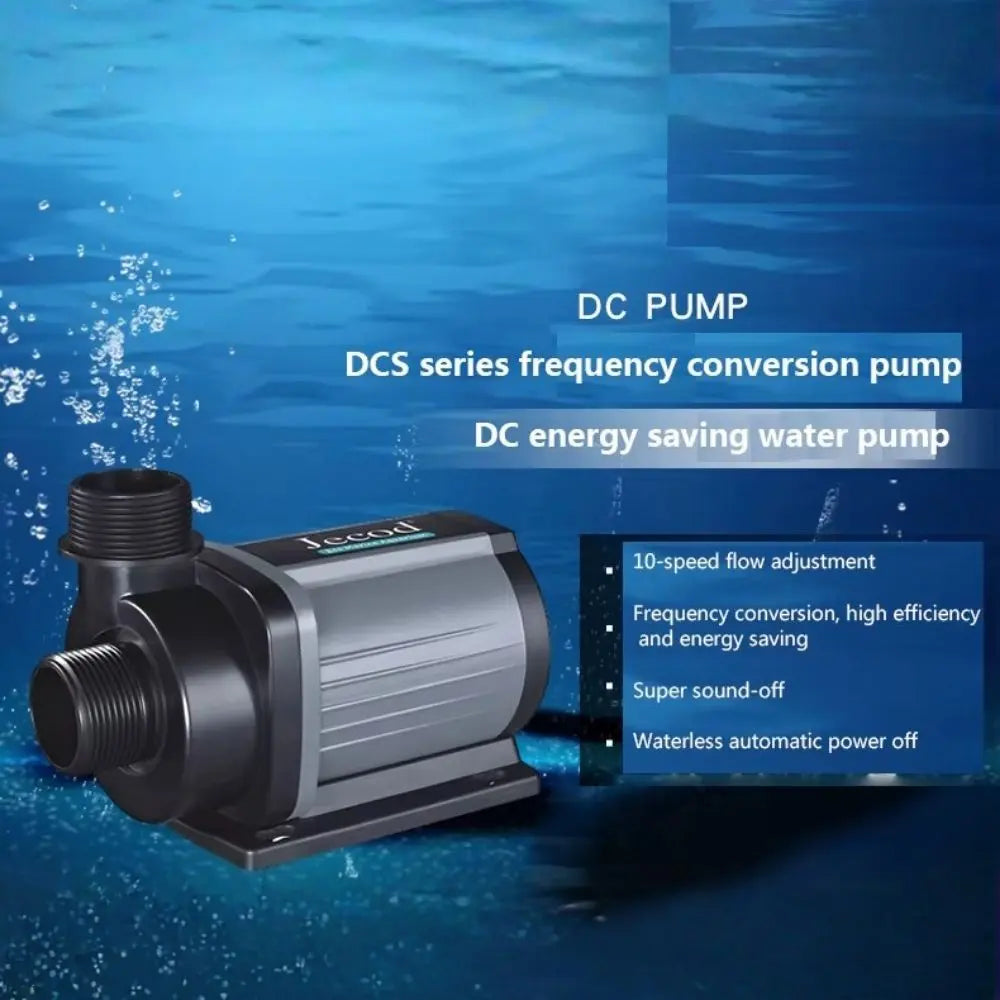 Pompe à eau électrique noire avec un corps en plastique et un design compact sur fond bleu