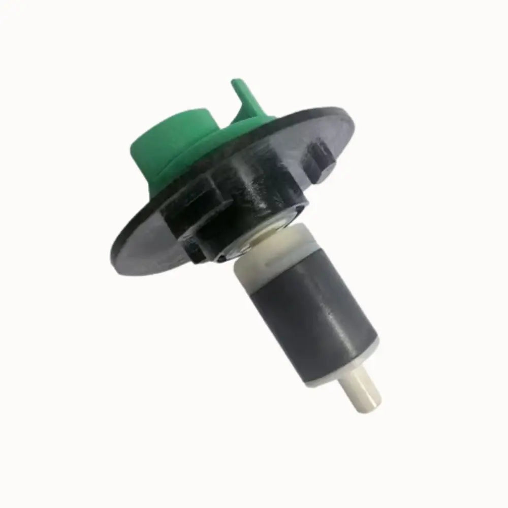 Pompe à eau électrique avec un corps noir et un embout blanc, dotée d'un bouton vert sur le dessus