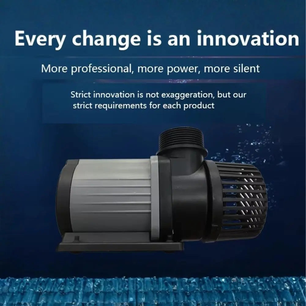 Pompe à eau noire et grise avec grille d'aération, posée sur un fond bleu aquatique