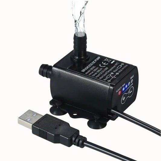 Pompe à eau noire avec un tuyau, un connecteur USB et un jet d'eau clair s'échappant