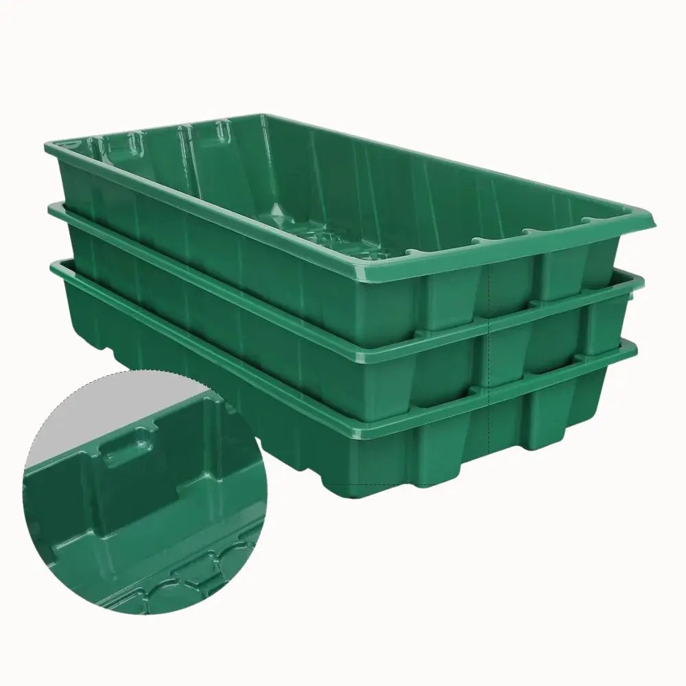 Trois bacs de culture en plastique vert empilés, avec des trous pour le drainage et des bords lisses