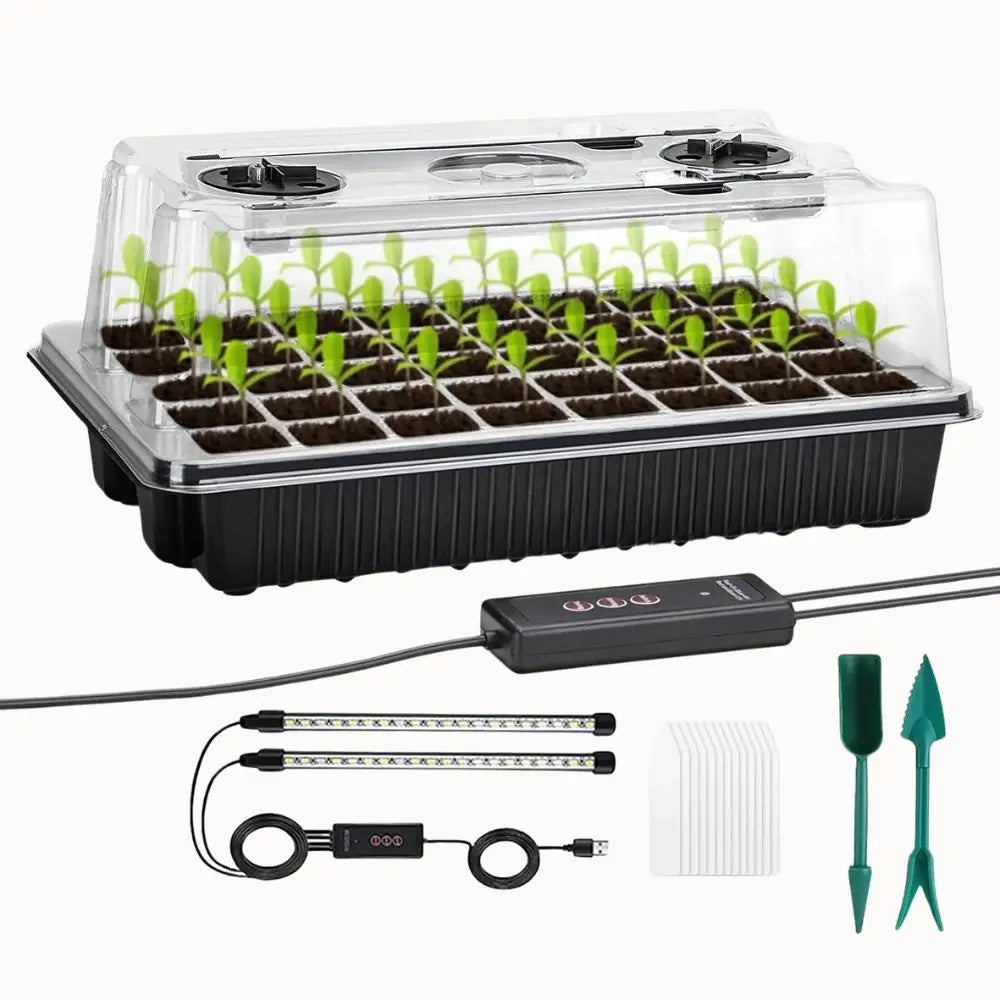 Mini serre avec dôme transparent, pots noirs, jeunes plants verts, câbles et outils de jardinage visibles