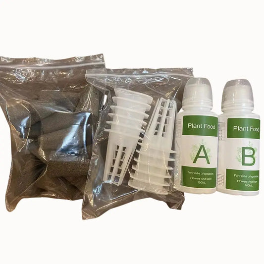 Sac transparent contenant des blocs de mousse, des paniers et deux bouteilles de nutriments pour plantes
