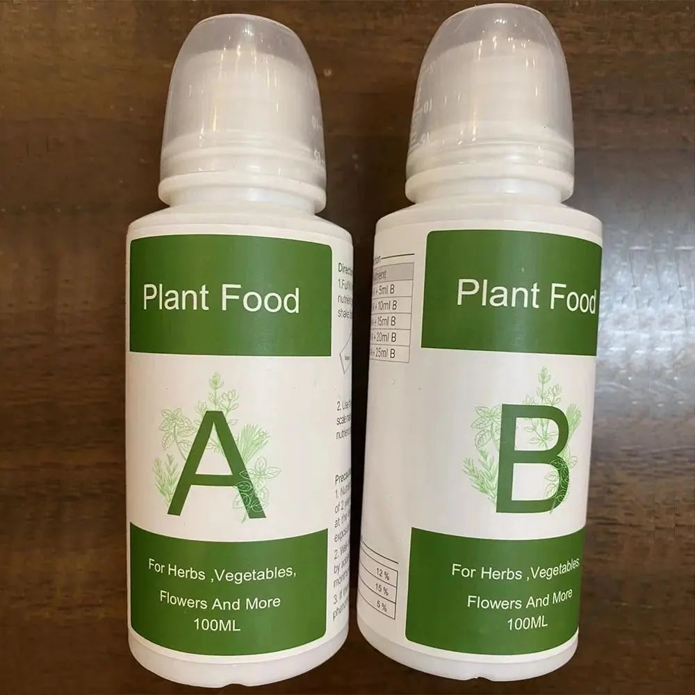 Deux bouteilles blanches de nutriments pour plantes, étiquettes vertes, sur un fond en bois