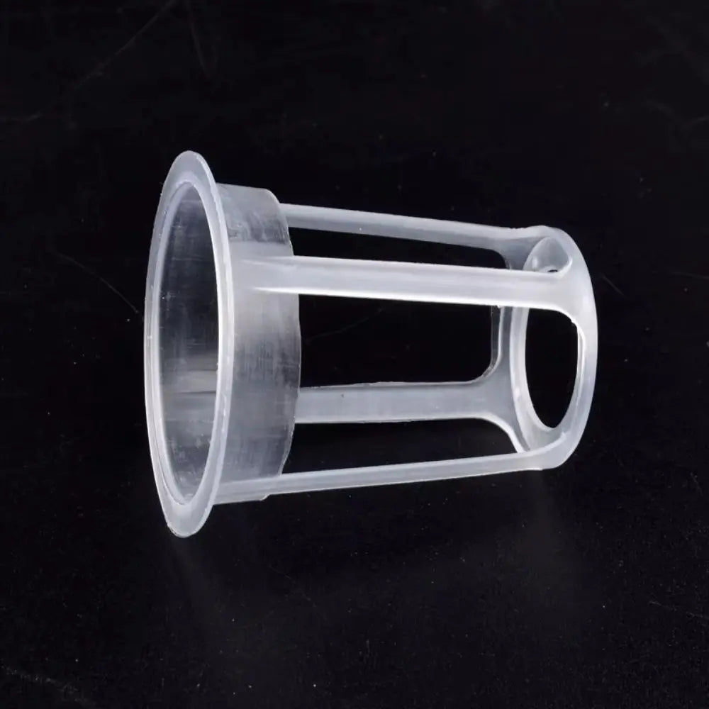 Pots transparents en plastique avec des ouvertures pour la culture hydroponique sur fond noir