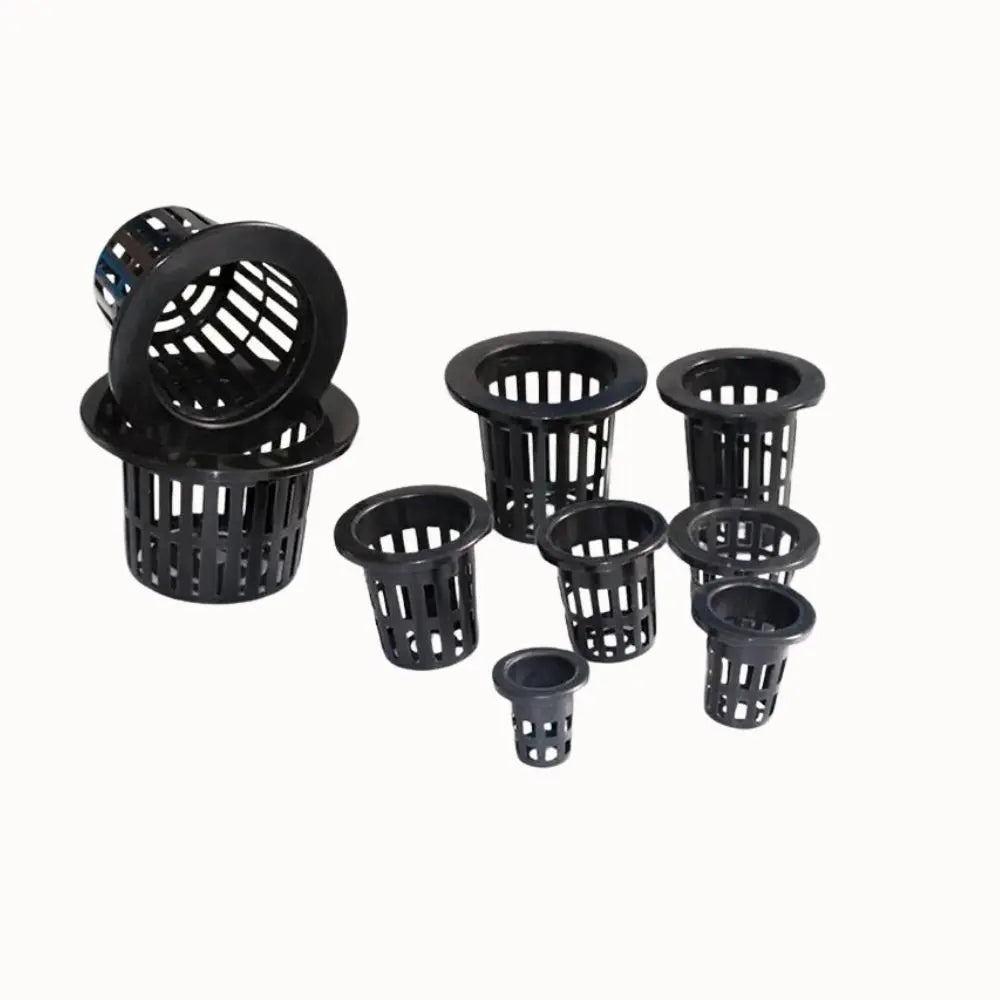 Lot de pots hydroponiques noirs de différentes tailles avec des perforations pour drainage