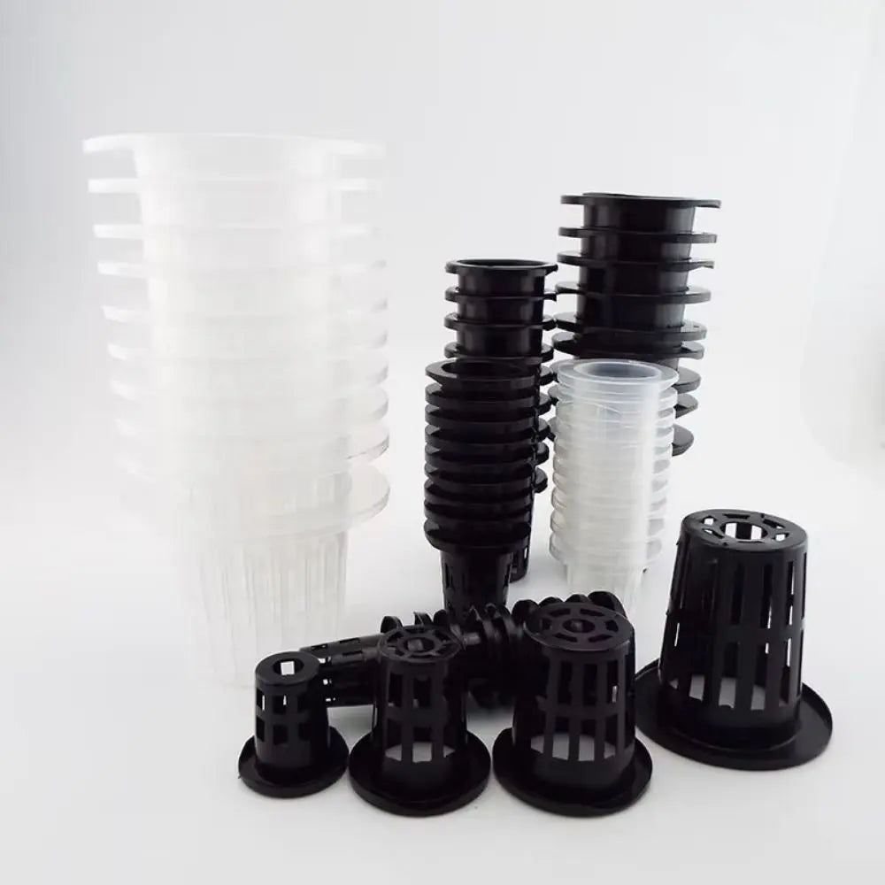 Pots de culture en plastique noir et transparent, empilés, avec des motifs de drainage visibles