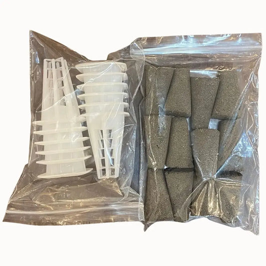 Sac transparent contenant des cônes en mousse grise et des supports en plastique blanc pour hydroponie